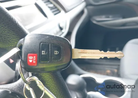 2019 Toyota Highlander Le z USA, uszkodzony, nr VIN 5TDBZRFH2KS943751